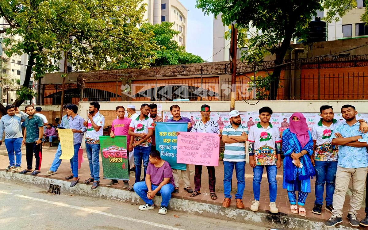 ভিক্টোরিয়া পার্কের সামনে